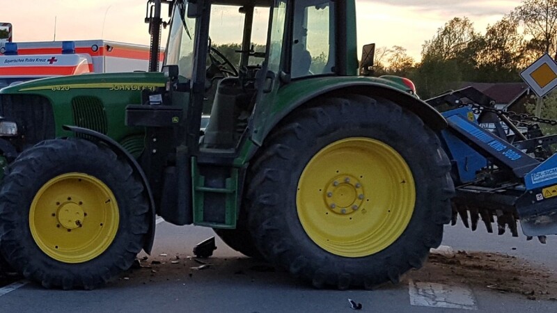 Bei einem Unfall bei Oberlindhart kam am Freitagabend, 12. Mai, ein Motorradfahrer ums Leben. Er krachte frontal in einen Traktor.