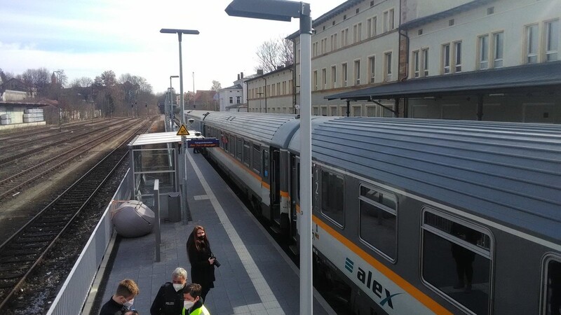 Am Bahnhof ist ein Zug mit etwa 90 Fahrgästen eingetroffen.