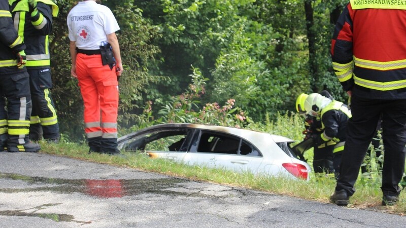 Zu einem schrecklichen Unfall bei Viechtach wurden die Rettungskräfte am Samstagnachmittag gerufen. Ein Mann verbrannte in seinem Auto.