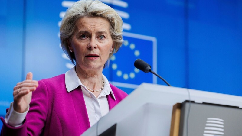 EU-Kommissionspräsidentin Ursula von der Leyen spricht nach dem Ukraine-Gipfel in Brüssel mit Medienvertretern.