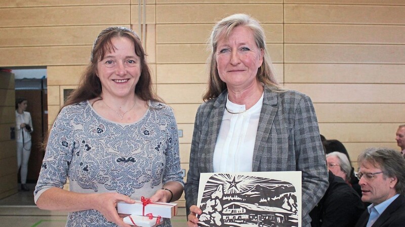 Bürgermeisterin Karin Bucher (links) hatte drei Geschenke für die neue Direktorin mitgebracht.