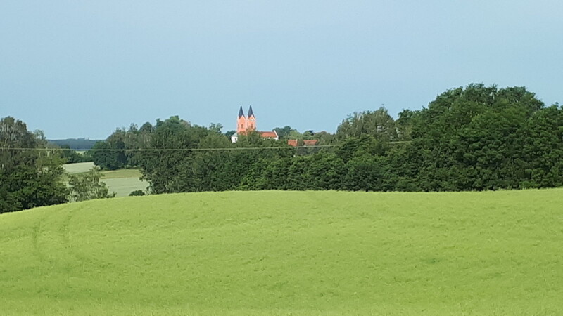 Seit einigen Jahren leuchten die Türmem der Maria-Hilf-Kirche "auf dem Berg" in Vilsbiburg in Rot.