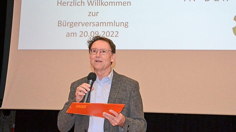Seine erste Bürgerversammlung moderierte Bürgermeister Hans Sailer coronabedingt nach mittlerweile zweieinhalb Jahren im Amt am Dienstagabend in der Hopfenlandhalle.