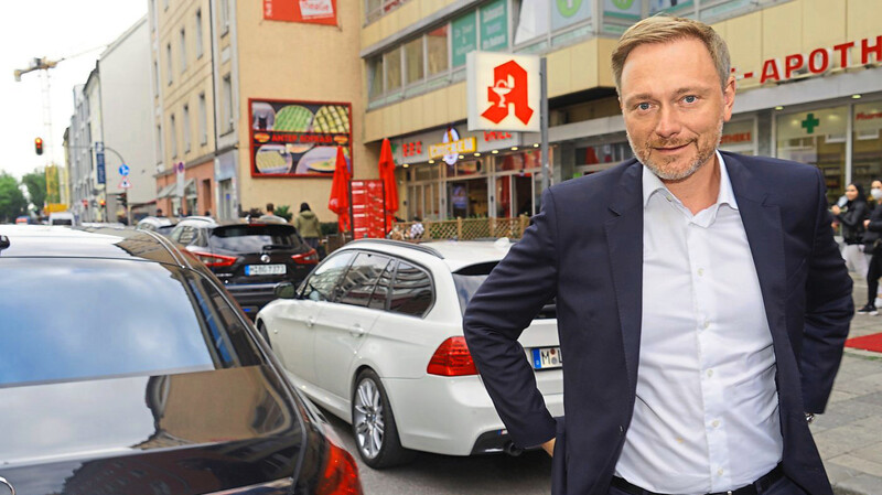 Wahlkampfbesuch in München: Parteichef Lindner vor der Zentrale der Bayern-FDP in der Goethestraße