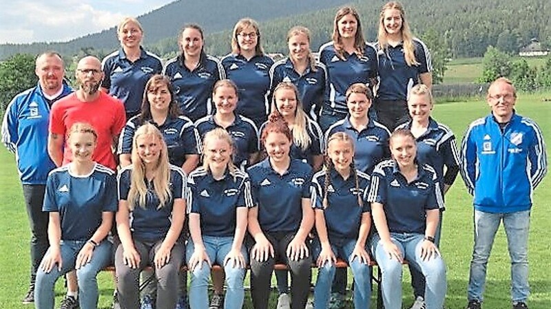Die Damenmannschaft des SV Lohberg mit ihrem neuen Coach Paul Kolbeck junior sowie den SV-Verantwortlichen.
