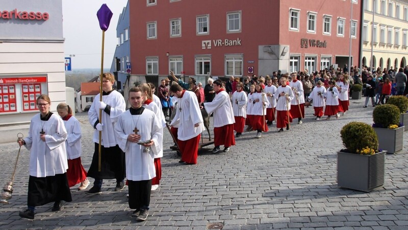 In einer Prozession zogen die Gläubigen zur Stadtpfarrkirche.