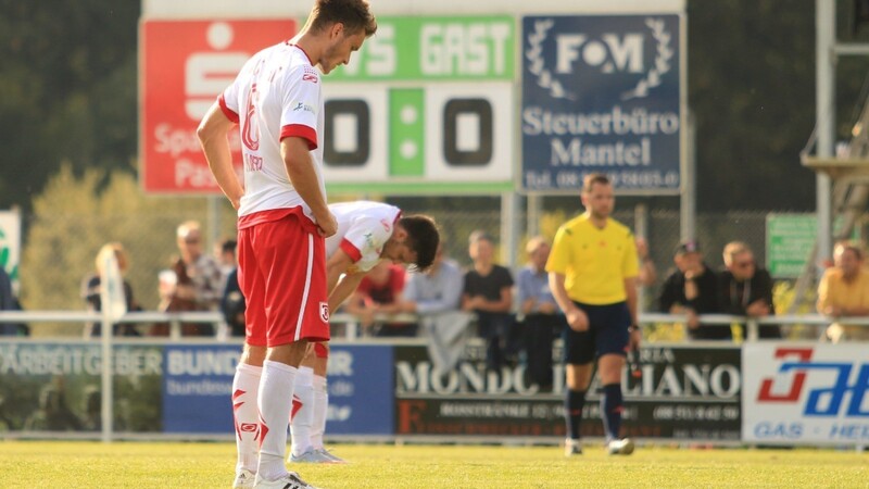 Enttäuschte Jahn-Spieler nach dem 0:0 in Schalding-Heining.