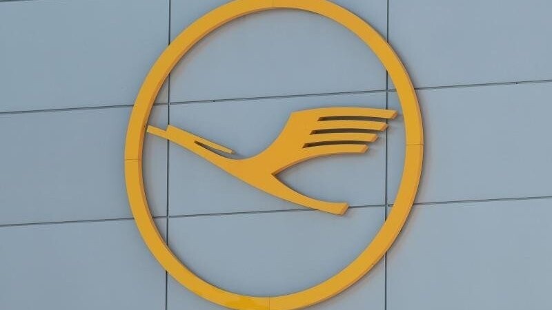 Passagiere der Lufthansa müssen zum Ende dieser Woche wieder mit Streiks der Flugbegleiter rechnen (Symbolbild).