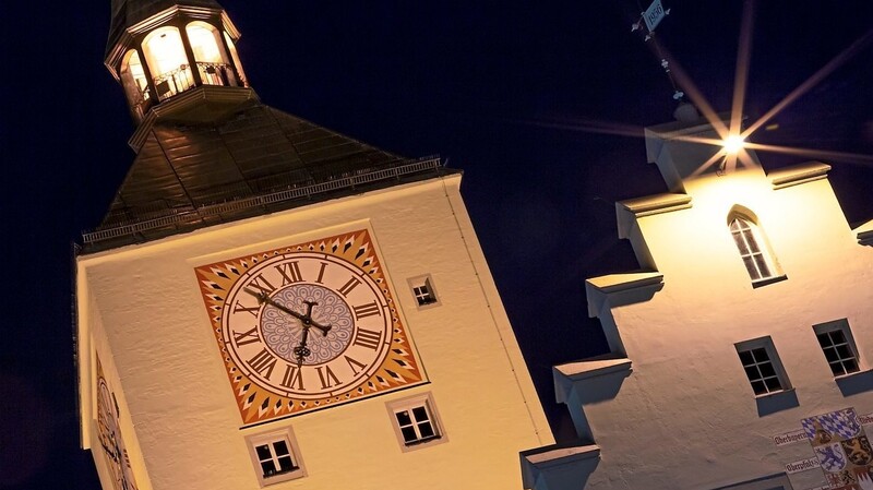 Auch die Beleuchtung am Alten Rathaus in Deggendorf geht am 26. März für eine Stunde aus.