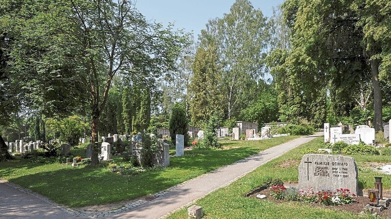 Rund 14 000 Gräber sind auf dem Gelände des städtischen Friedhofs am Dreifaltigkeitsberg verteilt.