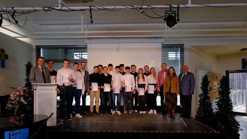 15 Turmair-Schüler des P-Seminars Geografie wurden für ihr Projekt Wetterstion von der bayerischen Staatsregierung ausgezeichnet.