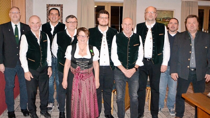 Die neue Vorstandschaft der Pfahlschützen mit Schützenmeisterin Berta Gruber, dem stellvertretenden Gauschützenmeister Reinhold Hunger (links) und Stadtrat Walter Dendorfer (rechts).