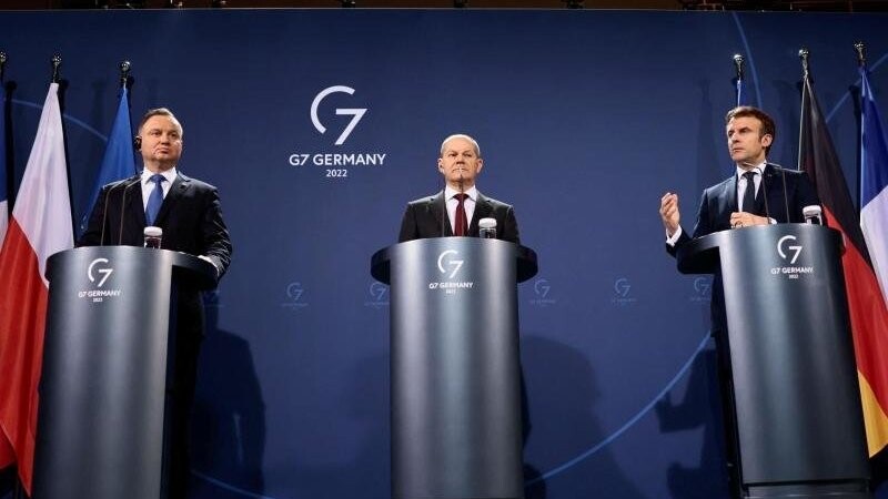 Polens Staatspräsident Andrzej Duda (l.) Bundeskanzler Olaf Scholz (m.) und Frankreichs Präsident Emmanuel Macron.