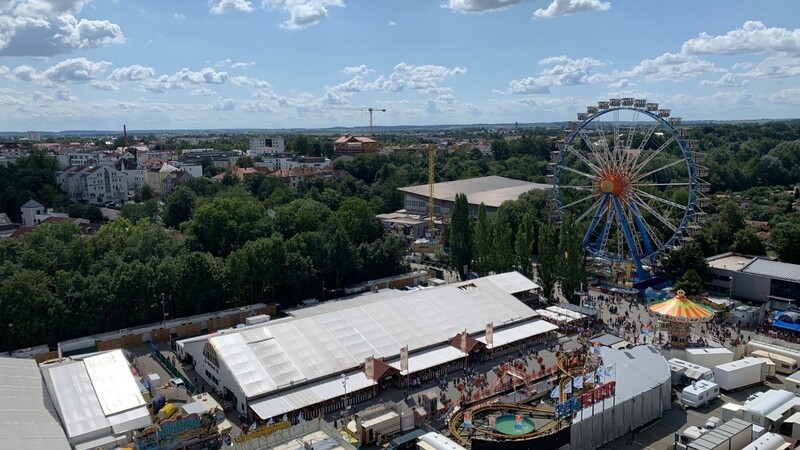 So sieht das Volksfest von oben aus - fotografiert vom Riesenrad und dem Jules Verne Tower aus.