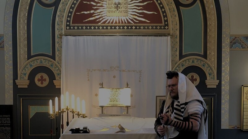 Rabbiner Mendel Muraiti bewegt sich zwischen Liturgien und Heavy-Metal-Musik. Sein Glaube verleiht ihm Kraft und mit dem Shabbat am Freitag beginnt für ihn das Wochenende.