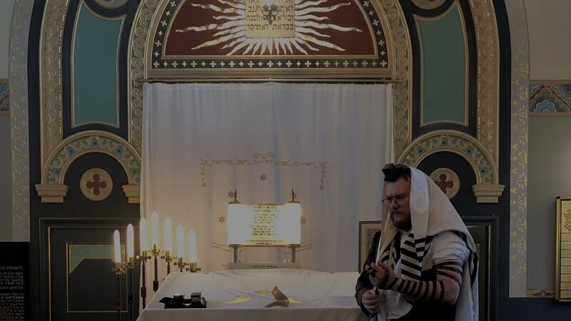 Rabbiner Mendel Muraiti bewegt sich zwischen Liturgien und Heavy-Metal-Musik. Sein Glaube verleiht ihm Kraft und mit dem Shabbat am Freitag beginnt für ihn das Wochenende.