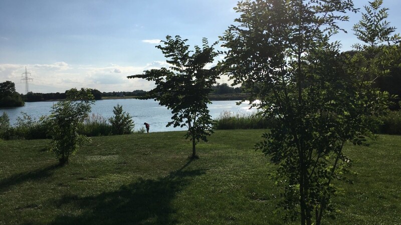 Am Guggenberger See soll ein bislang unbekannter Mann drei Frauen belästigt haben. (Symbolbild)
