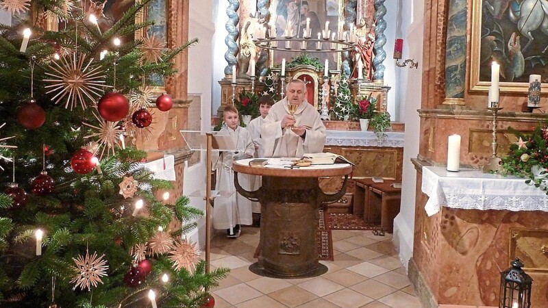 Pfarrer Josef Amberger feierte in der Kirche Sankt Ägidius mit den Katzbergern die Christmette.
