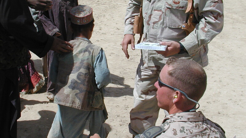 Dirk Meyer-Schumann während seines Einsatzes 2003. Die Hoffnung auf eine bessere Zukunft für die Kinder, die er dort kennengelernt hat, ist mit dem Abzug der Soldaten aus Afghanistan zerstört worden.