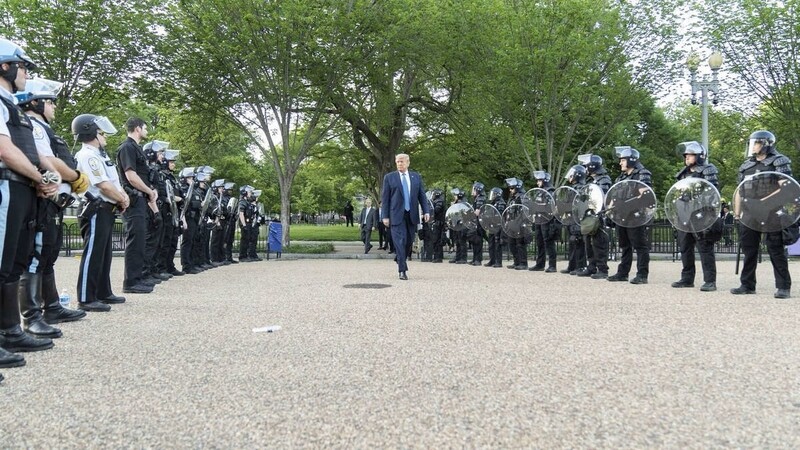 Ein Bild, das Geschichte geschrieben hat: Donald Trump lässt sich von bewaffneten Polizisten den Platz vor dem Weißen Haus "freiräumen", auf dem zuvor friedlich demonstriert wurde.