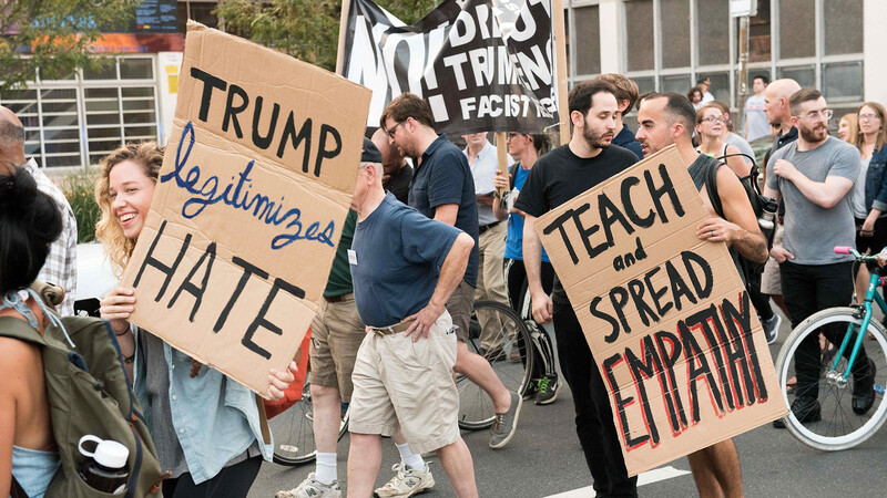 "Trump legitimiert Hass" und "Lehre und verbreite Empathie" - im ganzen Land gehen Menschen gegen die Aussagen Donald Trumps auf die Straße.