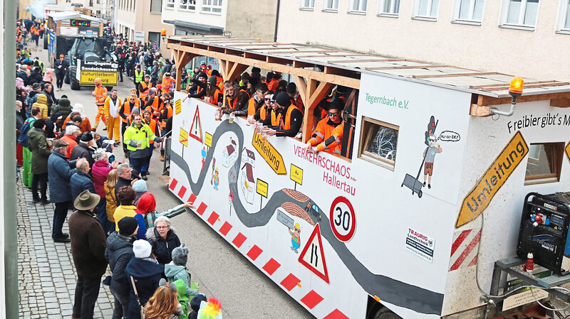 Verkehrschaos in der Hallertau - thematisiert vom Tegernbacher Faschingswagen.