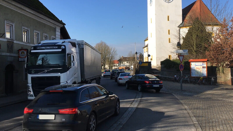 Mehr als 13.000 Fahrzeuge schieben sich laut Erhebungen der Gemeinde jeden Tag durch Straßkirchen. Kommt die Gemeinde an der B8 der lang ersehnten Ortsumgehung nun endlich näher?