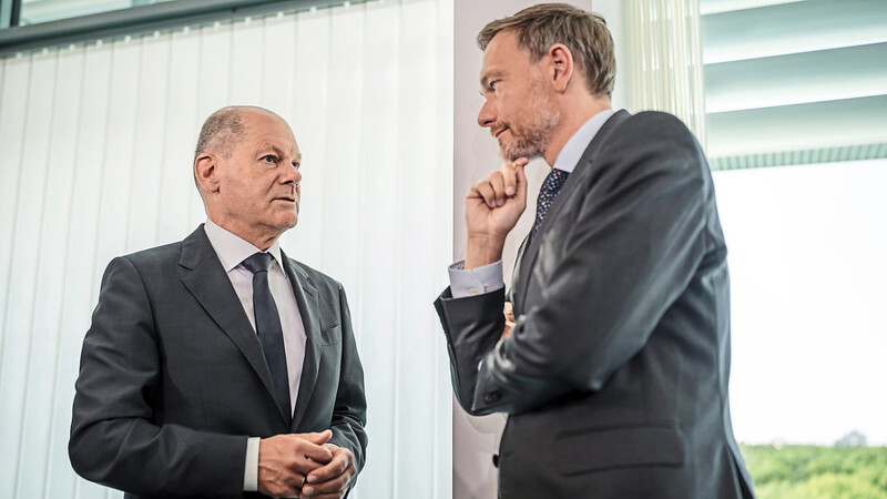 Bundeskanzler Olaf Scholz (l.) und Finanzminister Christian Lindner suchen nach Maßnahmen im Kampf gegen die Preissteigerungen bei Energie und Lebensmitteln.
