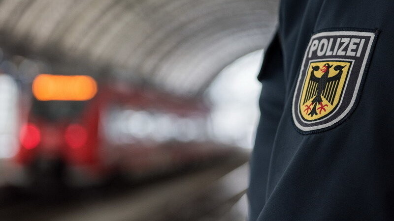 Ein 42-Jähriger sprang am Traunreuter Bahnhof vor einen Zug, weil er noch mitfahren wollte (Symbolbild).