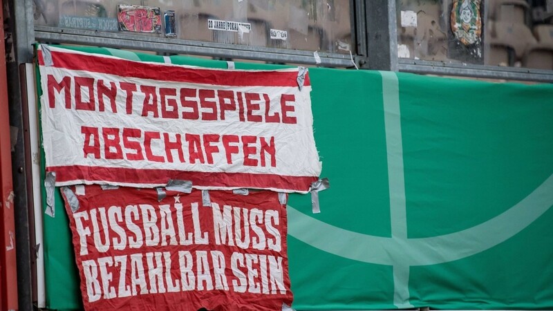 Fans des SC Freiburg fordern im August 2018 mittels Transparente die Abschaffung von Montagsspielen.