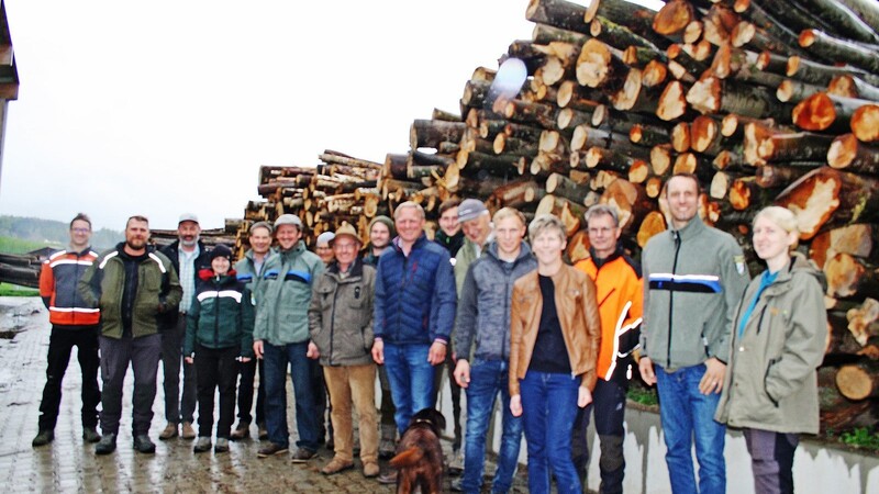 Die Waldbauern und Forstamts-Vertreter sind sich einig. Heizen mit Öl und Gas ist heiß diskutiert. Holz ist aus ihrer Sicht eine sinnvolle Alternative.