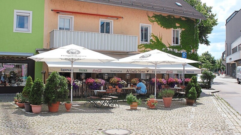 Mehr Platz für die Außengastronomie: Dieses nun erneuerte Angebot der Stadt Cham haben bereits im vergangenen einige Gastronomen genutzt.