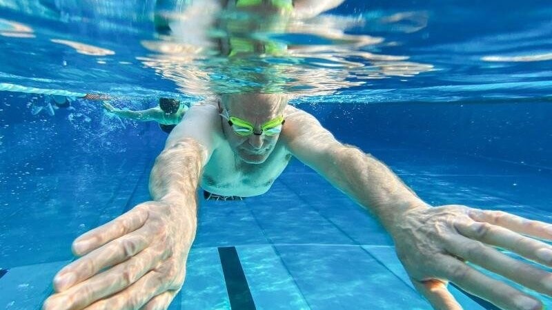 Um das Risiko eines Badeunfalls zu vermeiden, sollte man auch im Freibad gut schwimmen können. (Symbolbild)