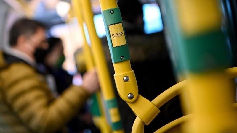 Fahrgäste in einem Bus der Berliner Verkehrsbetriebe. (Archivbild).
