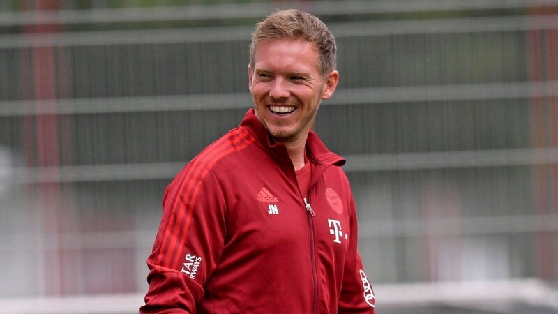 Der neue Bayern-Trainer Julian Nagelsmann hat beim Trainingsauftakt sichtlich gute Laune. Der Coach schwärmt schon von der Meisterfeier.