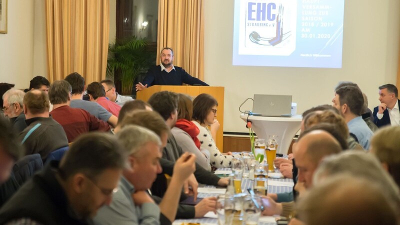 Am Donnerstagabend fand die Mitgliederversammlung des EHC statt. Hannes Süß (am Rednerpult) leitete als erster Vorstand die Versammlung.