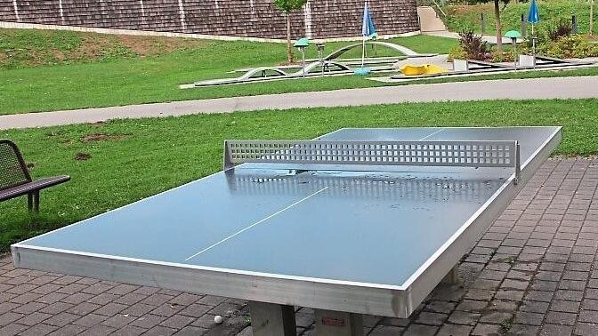 Tischtennis-Freunde dürfen sich freuen: Die drei Platten im Kurpark wurden erneuert.  Foto: