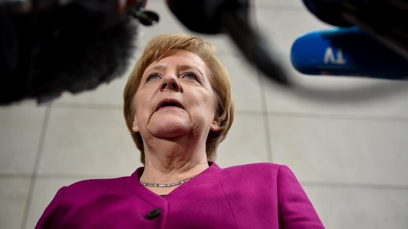 Ab 15.00 Uhr wollen Kanzlerin Angela Merkel (CDU) und die Ministerpräsidenten in einer Telefonschalte das Vorgehen beraten. (Symbolbild)