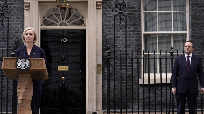Liz Truss (l), Premierministerin von Großbritannien, trifft mit ihrem Ehemann Hugh O'Leary ein, um vor der 10 Downing Street eine Erklärung abzugeben, in der sie ihren Rücktritt als Premierministerin bekannt gibt.