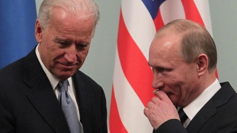 Bereits in der Vergangenheit hatten sich Joe Biden (li.) und Wladimir Putin getroffen - hier im März 2011. Am 16. Juni 2021 trifft Biden jedoch erstmals als US-Präsident auf den Kremlchef.