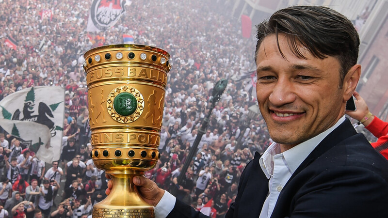 Erinnerungen an den 20. Mai werden wach: Frankfurts Trainer Niko Kovac hält auf dem Balkon des Römer den DFB-Pokal in den Händen. Die Eintracht hat das Finale gegen den FC Bayern mit 3:1 gewonnen.
