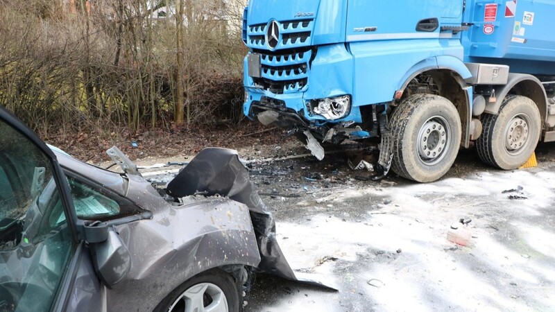 In Puttenhausen im Landkreis Kelheim hat sich am Montagmorgen ein schwerer Unfall ereignet. Dabei kam ein Autofahrer ums Leben.