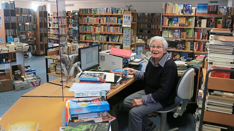 Herrin über insgesamt 11 000 Medien: Inmitten "ihrer" Bücher fühlt sich Siglinde Becker, seit 22 Jahren Leiterin der Stadtbibliothek, wohl.