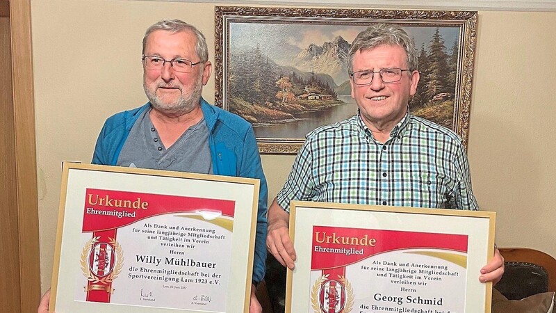Willy Mühlbauer aus der Sparte Ski nordisch und Georg Schmid aus der Sparte Fußball wurden in Anerkennung ihrer Verdienste für die SpVgg zu Ehrenmitgliedern ernannt.