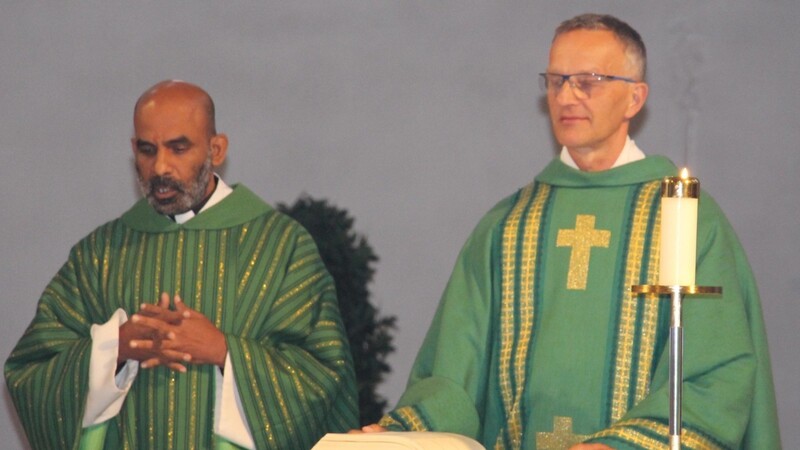 Pater Raja (li.) gemeinsam mit Pfarrer Werner Konrad im September 2017, als er sich als neuer Pfarrvikar vorstellte.