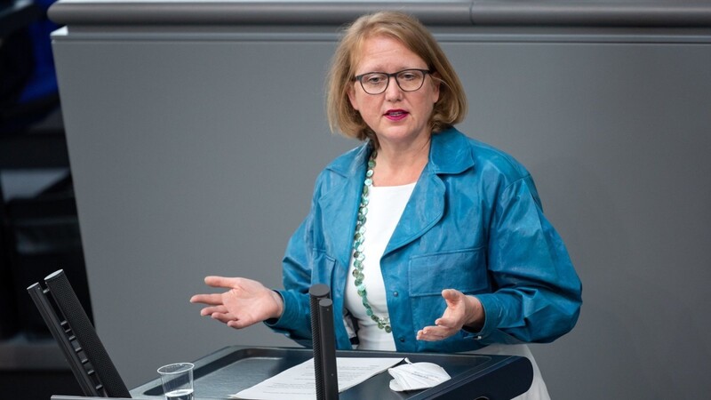 Lisa Paus (Bündnis 90/Die Grünen) spricht im Deutschen Bundestag. (Archivbild)