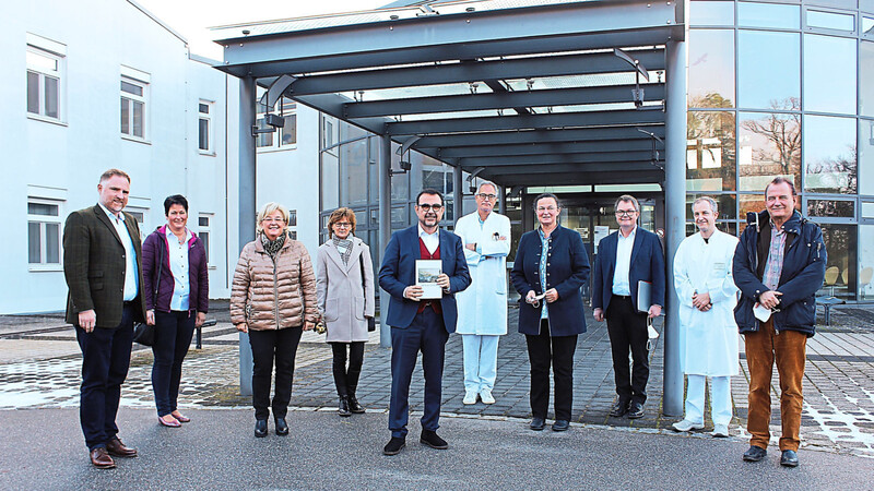 Der bayerische Gesundheitsminister Klaus Holetschek (Fünfter von links) besuchte auf Einladung von Landtagsabgeordnete Sylvia Stierstorfer (Dritte von links) die Post-Covid-Ambulanz der Donaustaufer Klinik.