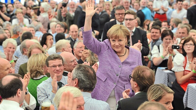 2012 nahm Bundeskanzlerin Angela Merkel beim politischen Frühschoppen auf dem Gillamoos in Abensberg ein Bad in der Menge.