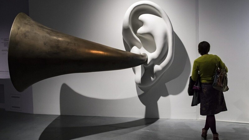 John Baldessaris Skulptur: "Beethoven's Trumpet (with ear), opus 13" spielt auf die Schwerhörigkeit des Komponisten an.