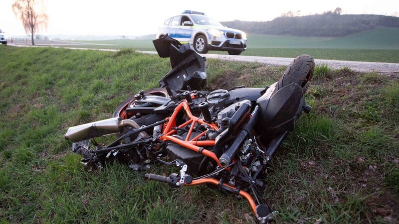 Schwerer Motorradunfall am Samstagnachmittag bei Dornwang im Landkreis Dingolfing-Landau. Dabei kam ein 32-jähriger Mann ums Leben.